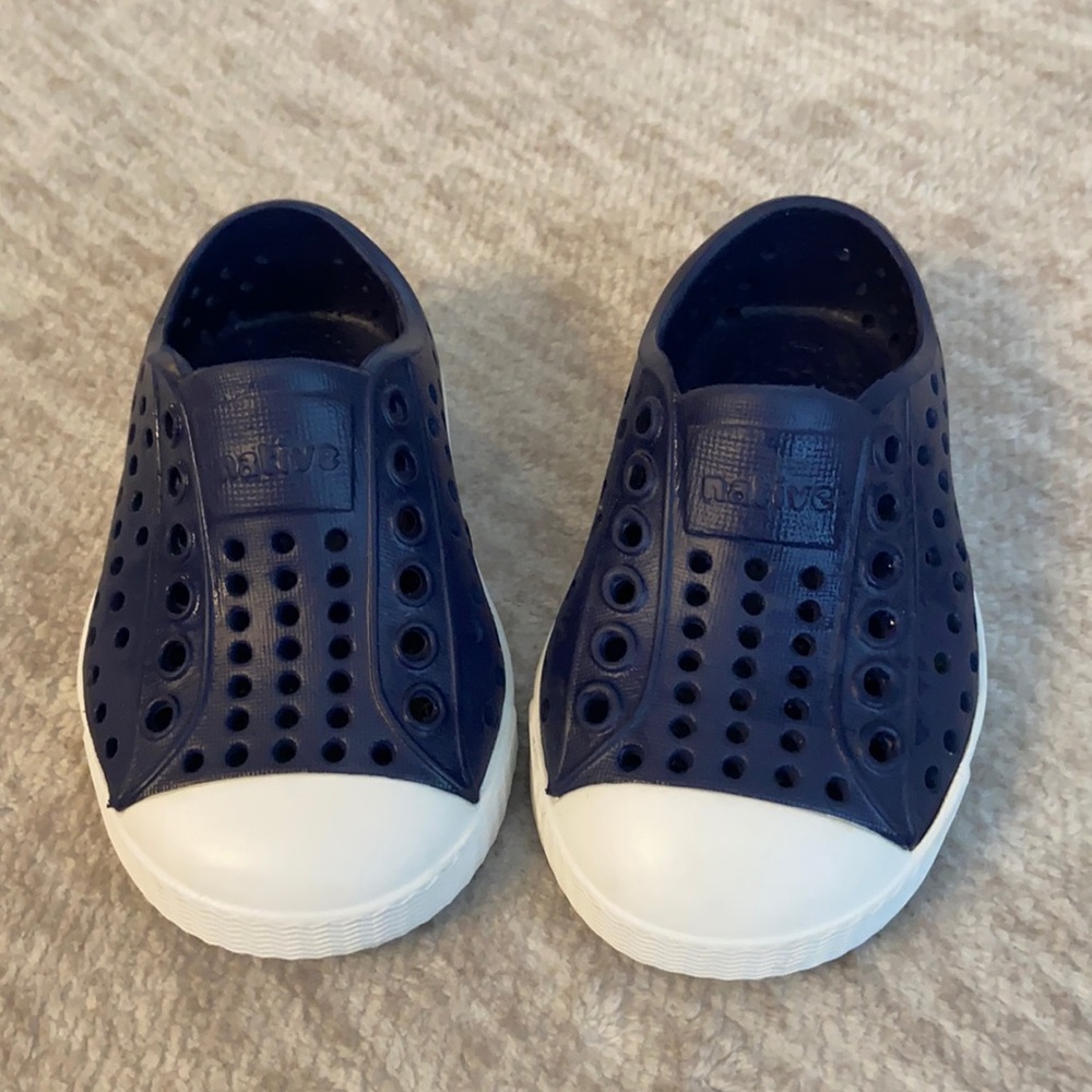 Native toddler shoes size 4